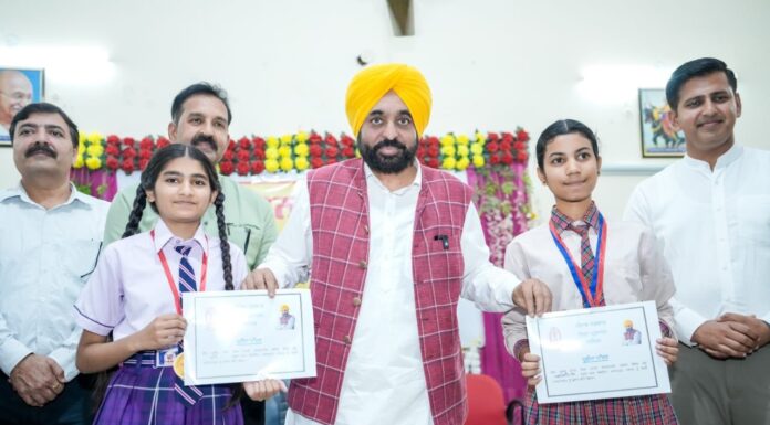 ਮੁੱਖ ਮੰਤਰੀ ਭਗਵੰਤ ਸਿੰਘ ਮਾਨ ਵੱਲੋਂ ਆਦਮਪੁਰ ਦੇ ਸਕੂਲ ਆਫ਼ ਐਮੀਨੈਂਸ ਵਿਖੇ ਵਿਦਿਆਰਥੀਆਂ ਨਾਲ ਮੁਲਾਕਾਤ