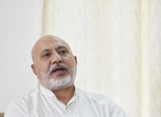 ‘ਆਪ’ ਆਗੂ ਬਲਤੇਜ ਪੰਨੂ ਨੇ ਪੰਜਾਬੀ ਕਲਾਕਾਰ ਐਮੀ ਵਿਰਕ ਨਾਲ ਫ਼ੋਨ ‘ਤੇ ਕੀਤੀ ਗੱਲਬਾਤ, ਯੂਏਈ ਵਿੱਚ ਫਸੇ ਪਰਿਵਾਰ ਦਾ ਜਾਣਿਆ ਹਾਲ-ਚਾਲ