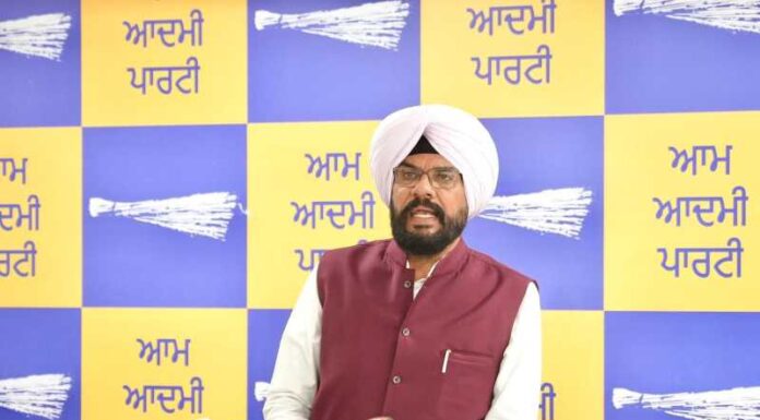 ਕੁਲਦੀਪ ਧਾਲੀਵਾਲ ਦਾ ਸੁਖਬੀਰ ਬਾਦਲ ‘ਤੇ ਤਿੱਖਾ ਹਮਲਾ, ਕਿਹਾ- ਗੈਂਗਸਟਰ ਭਜਾਉਣ ਦੀਆਂ ਗੱਲਾਂ ਕਰਨ ਵਾਲੇ ਖੁਦ ‘ਗੈਂਗਸਟਰ ਲਿਆਓ ਮੁਹਿੰਮ’ ਚਲਾ ਰਹੇ ਹਨ