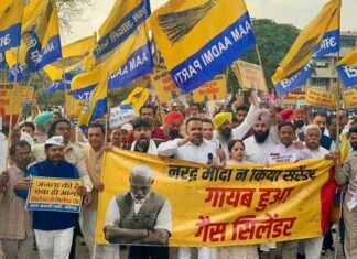 ਨਰਿੰਦਰ ਮੋਦੀ ਨੇ ਕੀਤਾ ਸਰੰਡਰ — ਗਾਇਬ ਹੋਇਆ ਗੈਸ ਸਿਲੰਡਰ!