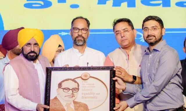 ਕਾਂਗਰਸ ਅਤੇ ਅਕਾਲੀਆਂ ਨੇ ਗਰੀਬਾਂ ਤੋਂ ਸਿੱਖਿਆ ਖੋਹ ਕੇ ਅਤੇ ਸਕਾਲਰਸ਼ਿਪ ਦਾ ਪੈਸੇ ਹੜੱਪ ਕੇ ਬਾਬਾ ਸਾਹਿਬ ਅੰਬੇਡਕਰ ਦੀ ਪਿੱਠ ਵਿੱਚ ਛੁਰਾ ਮਾਰਿਆ: ਮੁੱਖ ਮੰਤਰੀ ਭਗਵੰਤ ਸਿੰਘ ਮਾਨ