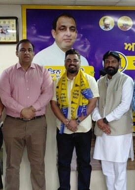 ਨਿਤਿਨ ਕੋਹਲੀ ਦੀ ਮਜ਼ਬੂਤ ਅਗਵਾਈ ਦਾ ਅਸਰ: ਕਾਂਗਰਸੀ ਆਗੂ ਸੁਮਿਤ ਸ਼ਰਮਾ ਆਮ ਆਦਮੀ ਪਾਰਟੀ ਵਿੱਚ ਸ਼ਾਮਲ, ਪੰਜਾਬ ਵਿੱਚ ਆਮ ਆਦਮੀ ਪਾਰਟੀ ਦੀ ਵਧੀ ਰਾਜਨੀਤਿਕ ਤਾਕਤ