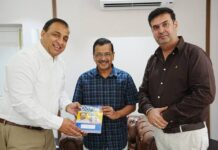 “ਪੰਜਾਬ ਤਰੱਕੀ ਦੇ ਰਸਤੇ ‘ਤੇ ਅੱਗੇ ਵੱਧ ਰਿਹਾ ਹੈ,” ਨਿਤਿਨ ਕੋਹਲੀ ਅਤੇ ਮੇਅਰ ਵਨੀਤ ਧੀਰ ਨੇ ਦਿੱਲੀ ਵਿੱਚ ਅਰਵਿੰਦ ਕੇਜਰੀਵਾਲ ਨਾਲ ਮੁਲਾਕਾਤ ਕੀਤੀ