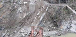 ਚੰਬਾ ‘ਚ ਡਿੱਗਿਆ ਪਹਾੜ ; ਅੱਖ ਝਪਕਦੇ ਹੀ ਢਹਿ ਗਿਆ ਲੋਹੇ ਦਾ ਪੁਲ