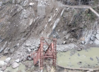 ਚੰਬਾ ‘ਚ ਡਿੱਗਿਆ ਪਹਾੜ ; ਅੱਖ ਝਪਕਦੇ ਹੀ ਢਹਿ ਗਿਆ ਲੋਹੇ ਦਾ ਪੁਲ