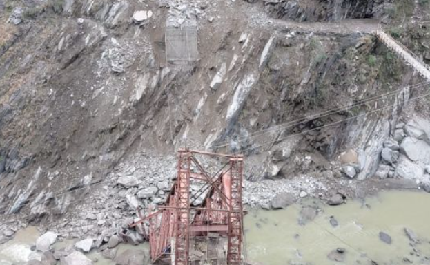 ਚੰਬਾ ‘ਚ ਡਿੱਗਿਆ ਪਹਾੜ ; ਅੱਖ ਝਪਕਦੇ ਹੀ ਢਹਿ ਗਿਆ ਲੋਹੇ ਦਾ ਪੁਲ