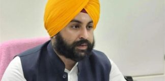 ਆਪ ਦੇ ਕੌਮੀ ਕਨਵੀਨਰ ਅਰਵਿੰਦ ਕੇਜਰੀਵਾਲ ਦਾ ਫੈਸਲਾ ਸੱਚਾਈ, ਸਵੈ-ਮਾਣ ਅਤੇ ਗਾਂਧੀਵਾਦੀ ਸਤਿਆਗ੍ਰਹਿ ‘ਤੇ ਅਧਾਰਤ ਹੈ, ਆਪ ਪੰਜਾਬ ਦੀ ਲੀਡਰਸ਼ਿਪ ਉਨ੍ਹਾਂ ਦੇ ਨਾਲ ਚਟਾਨ ਵਾਂਗ ਖੜ੍ਹੀ ਹੈ