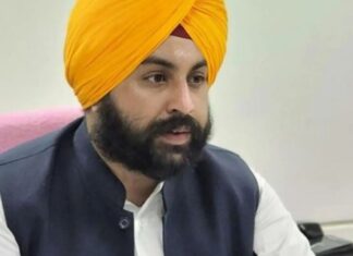 ਆਪ ਦੇ ਕੌਮੀ ਕਨਵੀਨਰ ਅਰਵਿੰਦ ਕੇਜਰੀਵਾਲ ਦਾ ਫੈਸਲਾ ਸੱਚਾਈ, ਸਵੈ-ਮਾਣ ਅਤੇ ਗਾਂਧੀਵਾਦੀ ਸਤਿਆਗ੍ਰਹਿ ‘ਤੇ ਅਧਾਰਤ ਹੈ, ਆਪ ਪੰਜਾਬ ਦੀ ਲੀਡਰਸ਼ਿਪ ਉਨ੍ਹਾਂ ਦੇ ਨਾਲ ਚਟਾਨ ਵਾਂਗ ਖੜ੍ਹੀ ਹੈ