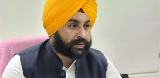 ਆਪ ਦੇ ਕੌਮੀ ਕਨਵੀਨਰ ਅਰਵਿੰਦ ਕੇਜਰੀਵਾਲ ਦਾ ਫੈਸਲਾ ਸੱਚਾਈ, ਸਵੈ-ਮਾਣ ਅਤੇ ਗਾਂਧੀਵਾਦੀ ਸਤਿਆਗ੍ਰਹਿ ‘ਤੇ ਅਧਾਰਤ ਹੈ, ਆਪ ਪੰਜਾਬ ਦੀ ਲੀਡਰਸ਼ਿਪ ਉਨ੍ਹਾਂ ਦੇ ਨਾਲ ਚਟਾਨ ਵਾਂਗ ਖੜ੍ਹੀ ਹੈ