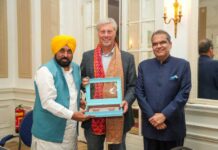 ਮੁੱਖ ਮੰਤਰੀ ਨੇ ਹਾਲੈਂਡ ਦੇ ਮਹਾਨ ਹਾਕੀ ਖਿਡਾਰੀ ਫਲੋਰਿਸ ਜਾਨ ਬੋਵਲੈਂਡਰ ਨਾਲ ਕੀਤੀ ਮੁਲਾਕਾਤ, ਪੰਜਾਬ ਦੇ ਅਥਲੀਟਾਂ ਨੂੰ ਸਿਖਲਾਈ ਦੇਣ ਦਾ ਦਿੱਤਾ ਸੱਦਾ