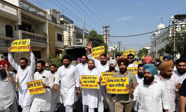 ਪੰਜਾਬ ਭਰ ਵਿੱਚ ਜਨਤਾ ਦਾ ਗੁੱਸਾ ਫੁੱਟਿਆ, ਦਲਬਦਲੂ ਸੰਸਦ ਮੈਂਬਰਾਂ ਨੂੰ ਕੰਧਾਂ ਅਤੇ ਗਲੀਆਂ ਵਿੱਚ ‘ਪੰਜਾਬ ਦੇ ਗੱਦਾਰ’ ਨਾਅਰਿਆਂ ਦਾ ਕਰਨਾ ਪਿਆ ਸਾਹਮਣਾ