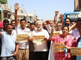 ਆਪ ਆਗੂਆਂ ਅਤੇ ਵਰਕਰਾਂ ਵੱਲੋਂ “ਪੰਜਾਬ ਦੇ ਗੱਦਾਰਾਂ” ਖ਼ਿਲਾਫ਼ ਸੂਬਾ ਵਿਆਪੀ ਪ੍ਰਦਰਸ਼ਨ, ਦਲਬਦਲੂ ਸੰਸਦ ਮੈਂਬਰਾਂ ਦੀ ਰਾਜ ਸਭਾ ਮੈਂਬਰੀ ਰੱਦ ਕਰਨ ਦੀ ਮੰਗ