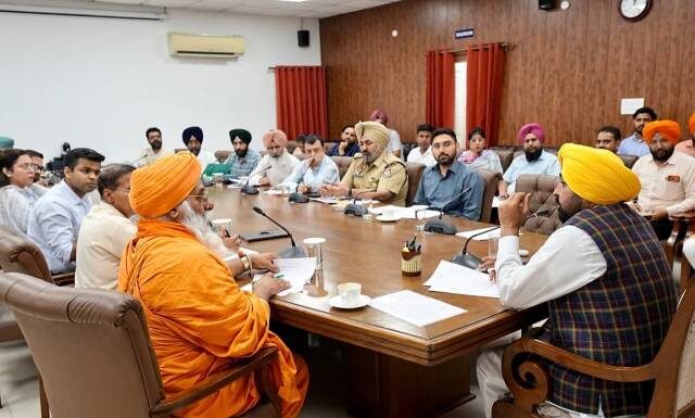 ਮੁੱਖ ਮੰਤਰੀ ਭਗਵੰਤ ਸਿੰਘ ਮਾਨ ਵੱਲੋਂ ਡਿਪਟੀ ਕਮਿਸ਼ਨਰਾਂ ਨੂੰ ਸਮਾਂ ਹੱਦ ਤੋਂ ਪਹਿਲਾਂ ਹੜ੍ਹ ਸੁਰੱਖਿਆ ਕਾਰਜ ਨੇਪਰੇ ਚਾੜ੍ਹਨ ਦੇ ਆਦੇਸ਼; ਕਿਹਾ ਕਿ ਸਰਕਾਰ ਲੋਕਾਂ ਨਾਲ ਮਜ਼ਬੂਤੀ ਨਾਲ ਖੜ੍ਹੀ ਹੈ