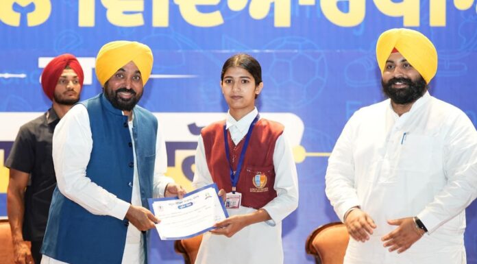 ਮੁੱਖ ਮੰਤਰੀ ਭਗਵੰਤ ਸਿੰਘ ਮਾਨ ਵੱਲੋਂ ਮੋਹਾਲੀ ਵਿਖੇ ਜੇਈਈ ਮੇਨਜ਼ ਪਾਸ ਕਰਨ ਵਾਲੇ 369 ਵਿਦਿਆਰਥੀਆਂ ਦਾ ਸਨਮਾਨ, ਪੰਜਾਬ ਅਕਾਦਮਿਕ ਉੱਤਮਤਾ ਵੱਲ ਵਧਾ ਰਿਹੈ ਕਦਮ