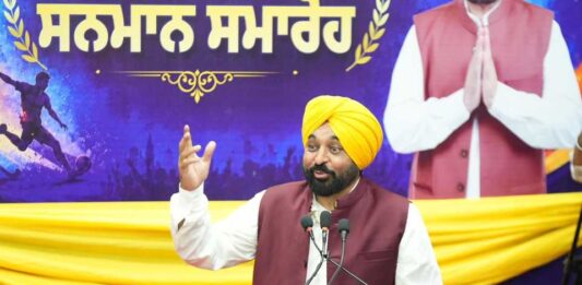 ਪੰਜਾਬ ਦੇ ਖਿਡਾਰੀਆਂ ਨੇ ਦੁਨੀਆ ਭਰ ਵਿੱਚ ਤਿਰੰਗੇ ਦਾ ਮਾਣ ਵਧਾਇਆ, ਮੁੱਖ ਮੰਤਰੀ ਭਗਵੰਤ ਸਿੰਘ ਮਾਨ ਵੱਲੋਂ ਐਵਾਰਡ ਤੇ ਇਨਾਮੀ ਰਾਸ਼ੀ ਨਾਲ ਖਿਡਾਰੀਆਂ ਦਾ ਸਨਮਾਨ