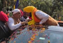 ‘ਸ਼ੁਕਰਾਨਾ ਯਾਤਰਾ’ ਦੌਰਾਨ ਜਲੰਧਰ ਸੈਂਟਰਲ ਵਿੱਚ ਮੁੱਖ ਮੰਤਰੀ ਮਾਨ ਨੂੰ ਭਾਰੀ ਜਨ ਸਮਰਥਨ ਮਿਲਿਆ; ਨਿਤਿਨ ਕੋਹਲੀ ਨੇ ਸ੍ਰੀ ਦਰਬਾਰ ਸਾਹਿਬ ਦੀ ਪਾਵਨ ਤਸਵੀਰ ਭੇਟ ਕਰਕੇ ਮੁੱਖ ਮੰਤਰੀ ਦਾ ਸਨਮਾਨ ਕੀਤਾ