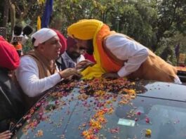 ‘ਸ਼ੁਕਰਾਨਾ ਯਾਤਰਾ’ ਦੌਰਾਨ ਜਲੰਧਰ ਸੈਂਟਰਲ ਵਿੱਚ ਮੁੱਖ ਮੰਤਰੀ ਮਾਨ ਨੂੰ ਭਾਰੀ ਜਨ ਸਮਰਥਨ ਮਿਲਿਆ; ਨਿਤਿਨ ਕੋਹਲੀ ਨੇ ਸ੍ਰੀ ਦਰਬਾਰ ਸਾਹਿਬ ਦੀ ਪਾਵਨ ਤਸਵੀਰ ਭੇਟ ਕਰਕੇ ਮੁੱਖ ਮੰਤਰੀ ਦਾ ਸਨਮਾਨ ਕੀਤਾ