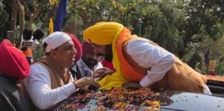 ‘ਸ਼ੁਕਰਾਨਾ ਯਾਤਰਾ’ ਦੌਰਾਨ ਜਲੰਧਰ ਸੈਂਟਰਲ ਵਿੱਚ ਮੁੱਖ ਮੰਤਰੀ ਮਾਨ ਨੂੰ ਭਾਰੀ ਜਨ ਸਮਰਥਨ ਮਿਲਿਆ; ਨਿਤਿਨ ਕੋਹਲੀ ਨੇ ਸ੍ਰੀ ਦਰਬਾਰ ਸਾਹਿਬ ਦੀ ਪਾਵਨ ਤਸਵੀਰ ਭੇਟ ਕਰਕੇ ਮੁੱਖ ਮੰਤਰੀ ਦਾ ਸਨਮਾਨ ਕੀਤਾ