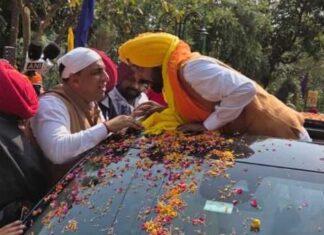 ‘ਸ਼ੁਕਰਾਨਾ ਯਾਤਰਾ’ ਦੌਰਾਨ ਜਲੰਧਰ ਸੈਂਟਰਲ ਵਿੱਚ ਮੁੱਖ ਮੰਤਰੀ ਮਾਨ ਨੂੰ ਭਾਰੀ ਜਨ ਸਮਰਥਨ ਮਿਲਿਆ; ਨਿਤਿਨ ਕੋਹਲੀ ਨੇ ਸ੍ਰੀ ਦਰਬਾਰ ਸਾਹਿਬ ਦੀ ਪਾਵਨ ਤਸਵੀਰ ਭੇਟ ਕਰਕੇ ਮੁੱਖ ਮੰਤਰੀ ਦਾ ਸਨਮਾਨ ਕੀਤਾ