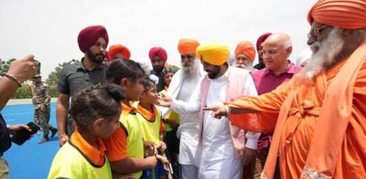 ਮੁੱਖ ਮੰਤਰੀ ਭਗਵੰਤ ਸਿੰਘ ਮਾਨ ਨੇ ਜਲੰਧਰ ਵਿੱਚ ਖੇਡਾਂ ਨੂੰ ਉਤਸ਼ਾਹਿਤ ਕਰਨ ਲਈ ਦਿੱਤਾ ਵੱਡਾ ਤੋਹਫ਼ਾ, ਪਿੰਡ ਸੀਚੇਵਾਲ ਦੇ ਸੰਤ ਅਵਤਾਰ ਸਿੰਘ ਮੈਮੋਰੀਅਲ ਹਾਕੀ ਸਟੇਡੀਅਮ ਵਿਖੇ ਐਸਟ੍ਰੋਟਰਫ ਦਾ ਕੀਤਾ ਉਦਘਾਟਨ