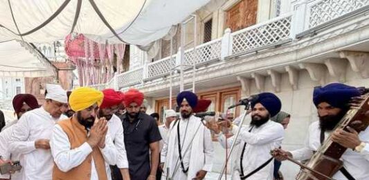 ਮੁੱਖ ਮੰਤਰੀ ਭਗਵੰਤ ਸਿੰਘ ਮਾਨ ਨੇ ਸ੍ਰੀ ਹਰਿਮੰਦਰ ਸਾਹਿਬ ਵਿਖੇ ਮੱਥਾ ਟੇਕਿਆ, ਬੇਅਦਬੀ ਵਿਰੋਧੀ ਇਤਿਹਾਸਕ ਕਾਨੂੰਨ ਬਣਾਉਣ ਦੀ ਸੋਝੀ ਤੇ ਬਲ ਬਖ਼ਸ਼ਣ ਲਈ ਪ੍ਰਮਾਤਮਾ ਦਾ ਸ਼ੁਕਰਾਨਾ ਕੀਤਾ