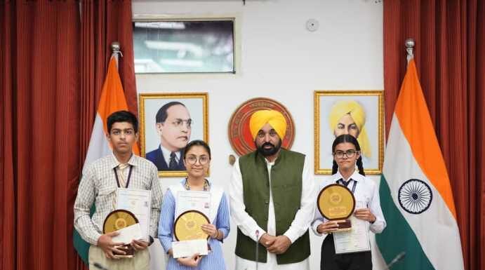 ਭਗਵੰਤ ਮਾਨ ਸਰਕਾਰ ਦੀ ‘ਸਿੱਖਿਆ ਕ੍ਰਾਂਤੀ’ ਨੇ ਲਿਆਂਦੀ ਇਤਿਹਾਸਕ ਤਬਦੀਲੀ, ਦਸਵੀਂ ਜਮਾਤ ਦੇ ਬੋਰਡ ਨਤੀਜਿਆਂ ਵਿੱਚ ਕੁੜੀਆਂ ਨੇ ਪਹਿਲੇ 3 ਵਿੱਚੋਂ 2 ਸਥਾਨ ਕੀਤੇ ਹਾਸਲ