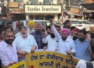 ‘ਆਪ’ ਦੀ ਟਰੇਡ ਵਿੰਗ ਵਲੋਂ ਗੈਸ ਸਿਲੰਡਰਾਂ ਦੀਆਂ ਕੀਮਤਾਂ ‘ਚ ਵਾਧੇ ਵਿਰੁਧ ਘੰਟਾ ਘਰ ਵਿਖੇ ਰੋਸ਼ ਪ੍ਰਦਰਸ਼ਨ