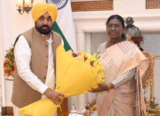 ਪੰਜਾਬ ਦੇ ਮੁੱਖ ਮੰਤਰੀ ਭਗਵੰਤ ਸਿੰਘ ਮਾਨ ਨੇ ਰਾਸ਼ਟਰਪਤੀ ਨਾਲ ਕੀਤੀ ਮੁਲਾਕਾਤ, ‘ਪੰਜਾਬ ਦੇ ਗੱਦਾਰ’ ਰਾਜ ਸਭਾ ਮੈਂਬਰਾਂ ਦੀ ਮੈਂਬਰਸ਼ਿਪ ਰੱਦ ਕਰਨ ਦੀ ਕੀਤੀ ਮੰਗ