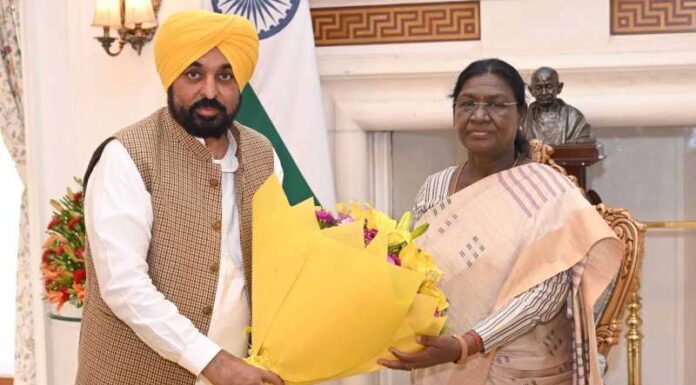 ਪੰਜਾਬ ਦੇ ਮੁੱਖ ਮੰਤਰੀ ਭਗਵੰਤ ਸਿੰਘ ਮਾਨ ਨੇ ਰਾਸ਼ਟਰਪਤੀ ਨਾਲ ਕੀਤੀ ਮੁਲਾਕਾਤ, ‘ਪੰਜਾਬ ਦੇ ਗੱਦਾਰ’ ਰਾਜ ਸਭਾ ਮੈਂਬਰਾਂ ਦੀ ਮੈਂਬਰਸ਼ਿਪ ਰੱਦ ਕਰਨ ਦੀ ਕੀਤੀ ਮੰਗ