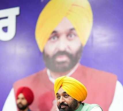 ’ਮਿਸ਼ਨ ਰੋਜ਼ਗਾਰ’ ਜਾਰੀ ਰੱਖਦਿਆਂ ਮੁੱਖ ਮੰਤਰੀ ਭਗਵੰਤ ਸਿੰਘ ਮਾਨ ਨੇ ਹੋਰ 355 ਨੌਜਵਾਨਾਂ ਨੂੰ ਸੌਂਪੇ ਨਿਯੁਕਤੀ ਪੱਤਰ; ਕਿਹਾ, ਪੰਜਾਬ ਵਿੱਚ ਸਰਕਾਰੀ ਨੌਕਰੀਆਂ ਲਈ ਸਿਰਫ਼ ਯੋਗਤਾ ਹੀ ਇੱਕੋ-ਇੱਕ ਮਾਪਦੰਡ