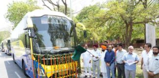 ਭਗਵੰਤ ਮਾਨ ਸਰਕਾਰ ਵੱਲੋਂ ਦਿੱਲੀ ਹਵਾਈ ਅੱਡੇ ਲਈ ਲਗਜ਼ਰੀ ਬੱਸਾਂ ਦੇ ਬੇੜੇ ਦਾ ਵਿਸਥਾਰ; ਟ੍ਰਾਂਸਪੋਰਟ ਮੰਤਰੀ ਹਰਪਾਲ ਸਿੰਘ ਚੀਮਾ ਨੇ 5 ਨਵੀਆਂ ਸੁਪਰ ਇੰਟੀਗ੍ਰਲ ਵੋਲਵੋ ਬੱਸਾਂ ਨੂੰ ਹਰੀ ਝੰਡੀ ਦਿਖਾ ਕੇ ਕੀਤਾ ਰਵਾਨਾ