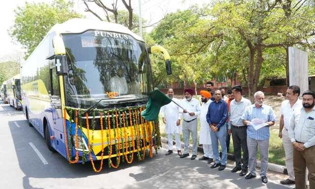ਭਗਵੰਤ ਮਾਨ ਸਰਕਾਰ ਵੱਲੋਂ ਦਿੱਲੀ ਹਵਾਈ ਅੱਡੇ ਲਈ ਲਗਜ਼ਰੀ ਬੱਸਾਂ ਦੇ ਬੇੜੇ ਦਾ ਵਿਸਥਾਰ; ਟ੍ਰਾਂਸਪੋਰਟ ਮੰਤਰੀ ਹਰਪਾਲ ਸਿੰਘ ਚੀਮਾ ਨੇ 5 ਨਵੀਆਂ ਸੁਪਰ ਇੰਟੀਗ੍ਰਲ ਵੋਲਵੋ ਬੱਸਾਂ ਨੂੰ ਹਰੀ ਝੰਡੀ ਦਿਖਾ ਕੇ ਕੀਤਾ ਰਵਾਨਾ