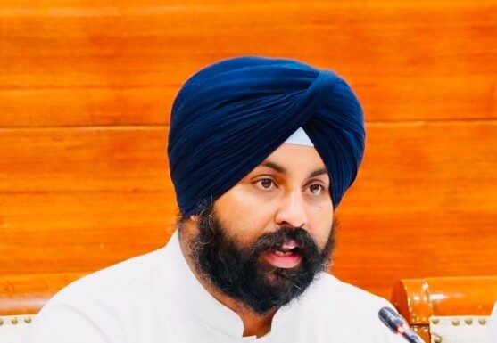 ਮੁੱਖ ਮੰਤਰੀ ਭਗਵੰਤ ਸਿੰਘ ਮਾਨ ਦੇ ਐਲਾਨ ਤੋਂ 24 ਘੰਟਿਆਂ ਦੇ ਅੰਦਰ, ਪੰਜਾਬ ਸਰਕਾਰ ਵੱਲੋਂ ਪ੍ਰਾਈਵੇਟ ਸਕੂਲਾਂ ਦੁਆਰਾ ਮਨਮਾਨੇ ਢੰਗ ਨਾਲ ਫੀਸਾਂ ਵਿੱਚ ਵਾਧੇ ‘ਤੇ ਰੋਕ ਲਈ ਕਾਨੂੰਨ ਦਾ ਖਰੜਾ ਬਣਾਉਣ ਦੇ ਹੁਕਮ