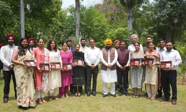ਮੁੱਖ ਮੰਤਰੀ ਭਗਵੰਤ ਸਿੰਘ ਮਾਨ ਵੱਲੋਂ ਯੂ.ਪੀ.ਐਸ.ਸੀ.-2025 ਪਾਸ ਕਰਨ ਵਾਲੇ ਉਮੀਦਵਾਰਾਂ ਦਾ ਸਨਮਾਨ; ਕਿਹਾ, ਪੰਜਾਬ ਦੇ ਆਮ ਪਰਿਵਾਰਾਂ ਦੇ ਬੱਚੇ ਲਗਾਤਾਰ ਸੂਬੇ ਦਾ ਮਾਣ ਵਧਾ ਰਹੇ