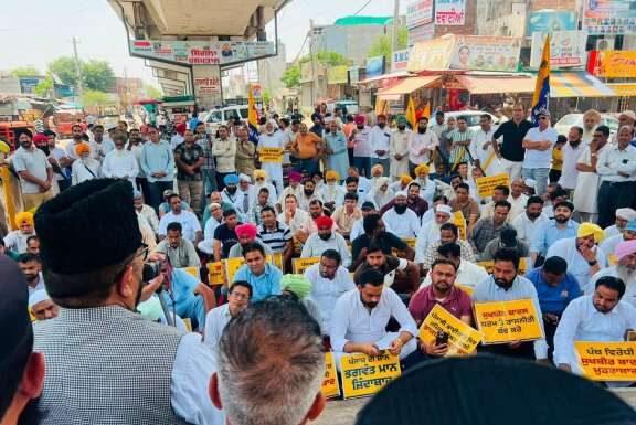 ਮੁੱਖ ਮੰਤਰੀ ਭਗਵੰਤ ਸਿੰਘ ਮਾਨ ਨੂੰ ਨਿਸ਼ਾਨਾ ਬਣਾਉਣ ਵਾਲੀ ਫਰਜ਼ੀ ਵੀਡੀਓ ਫੈਲਾ ਕੇ ਅਕਾਲੀ ਦਲ ਦੀਆਂ ਪੰਥ ਵਿਰੋਧੀ ਅਤੇ ਪੰਜਾਬ ਵਿਰੋਧੀ ਗਤੀਵਿਧੀਆਂ ਖ਼ਿਲਾਫ਼ ਆਪ ਨੇ ਸੂਬਾ ਪੱਧਰੀ ਪ੍ਰਦਰਸ਼ਨ ਕੀਤਾ