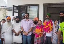 ਲਵਪ੍ਰੀਤ ਸਿੰਘ ਨੇ ਕਾਮਨਵੈਲਥ ਗੇਮਜ਼ ‘ਚ ਜਿੱਤਿਆ ਚਾਂਦੀ ਦਾ ਤਗਮਾ, ਪਿੰਡ ‘ਚ ਢੋਲ-ਨਗਾੜਿਆਂ ਨਾਲ ਮਨਾਇਆ ਜਸ਼ਨ