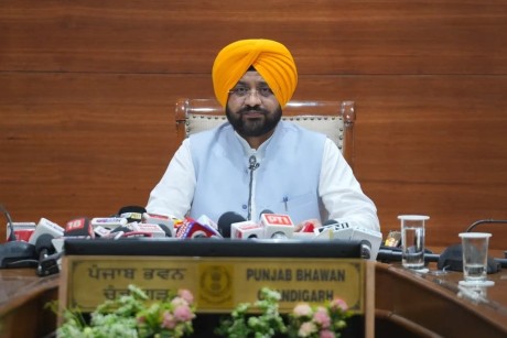 ਭਗਵੰਤ ਮਾਨ ਸਰਕਾਰ 2100 ਤੋਂ ਵੱਧ ਮਨਰੇਗਾ ਕਰਮਚਾਰੀਆਂ ਦੇ ਮੋਢੇ ਨਾਲ ਮੋਢਾ ਜੋੜ ਕੇ ਖੜ੍ਹੀ ਹੈ; ਪੇਂਡੂ ਵਿਕਾਸ ਮੰਤਰੀ ਨੇ ਕੇਂਦਰੀ ਖੇਤੀਬਾੜੀ ਮੰਤਰੀ ਨੂੰ ਪੱਤਰ ਲਿਖ ਕੇ ਕਰਮਚਾਰੀਆਂ ਨੂੰ ਰੈਗੂਲਰ ਕਰਨ ਦੀ ਕੀਤੀ ਮੰਗ