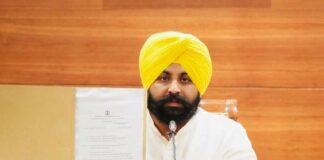 ਭਗਵੰਤ ਮਾਨ ਸਰਕਾਰ ਨੇ ਠੇਕੇ ‘ਤੇ ਕੰਮ ਕਰਨ ਵਾਲੇ ਸਫ਼ਾਈ ਸੇਵਕਾਂ ਅਤੇ ਸੀਵਰਮੈਨਾਂ ਦਾ ਮਹੀਨਾਵਾਰ ਮਿਹਨਤਾਨਾ ਵਧਾ ਕੇ 20,500 ਰੁਪਏ ਕੀਤਾ: ਹਰਜੋਤ ਸਿੰਘ ਬੈਂਸ