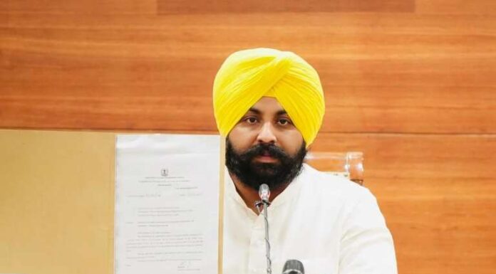 ਭਗਵੰਤ ਮਾਨ ਸਰਕਾਰ ਨੇ ਠੇਕੇ ‘ਤੇ ਕੰਮ ਕਰਨ ਵਾਲੇ ਸਫ਼ਾਈ ਸੇਵਕਾਂ ਅਤੇ ਸੀਵਰਮੈਨਾਂ ਦਾ ਮਹੀਨਾਵਾਰ ਮਿਹਨਤਾਨਾ ਵਧਾ ਕੇ 20,500 ਰੁਪਏ ਕੀਤਾ: ਹਰਜੋਤ ਸਿੰਘ ਬੈਂਸ