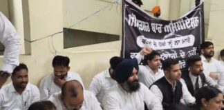 LADC ਪਾਲਿਸੀ ਖ਼ਿਲਾਫ਼ ਵਕੀਲਾਂ ਦਾ ਸੰਘਰਸ਼ ਤੇਜ਼, ਭੁੱਖ ਹੜਤਾਲ ਜਾਰੀ ਪਾਲਿਸੀ ਵਾਪਸ ਨਾ ਹੋਈ ਤਾਂ ਜੰਤਰ-ਮੰਤਰ ਤੱਕ ਹੋਵੇਗਾ ਅੰਦੋਲਨ