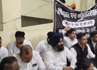 LADC ਪਾਲਿਸੀ ਖ਼ਿਲਾਫ਼ ਵਕੀਲਾਂ ਦਾ ਸੰਘਰਸ਼ ਤੇਜ਼, ਭੁੱਖ ਹੜਤਾਲ ਜਾਰੀ ਪਾਲਿਸੀ ਵਾਪਸ ਨਾ ਹੋਈ ਤਾਂ ਜੰਤਰ-ਮੰਤਰ ਤੱਕ ਹੋਵੇਗਾ ਅੰਦੋਲਨ