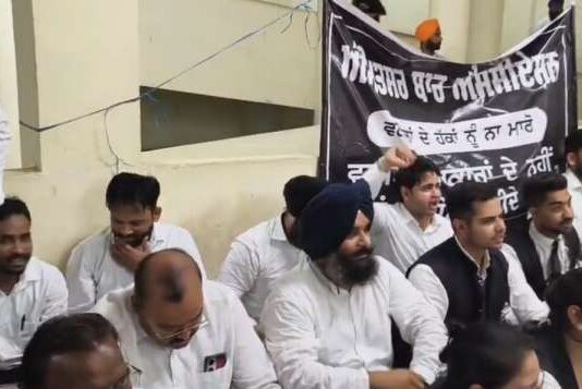LADC ਪਾਲਿਸੀ ਖ਼ਿਲਾਫ਼ ਵਕੀਲਾਂ ਦਾ ਸੰਘਰਸ਼ ਤੇਜ਼, ਭੁੱਖ ਹੜਤਾਲ ਜਾਰੀ ਪਾਲਿਸੀ ਵਾਪਸ ਨਾ ਹੋਈ ਤਾਂ ਜੰਤਰ-ਮੰਤਰ ਤੱਕ ਹੋਵੇਗਾ ਅੰਦੋਲਨ