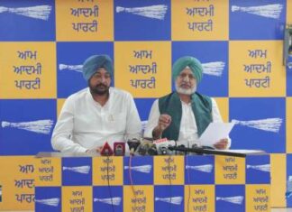 ਅੰਮ੍ਰਿਤਸਰ ‘ਚ ਕਾਂਗਰਸੀ ਵਰਕਰਾਂ ਨੇ ਮੁੱਖ ਮੰਤਰੀ ਤੀਰਥ ਯਾਤਰਾ ਬੱਸ ‘ਤੇ ਕੀਤਾ ਹਮਲਾ