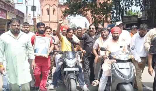 ਬਰਨਾਲਾ ਲਾਠੀਚਾਰਜ ਦੇ ਵਿਰੋਧ ‘ਚ ਅੰਮ੍ਰਿਤਸਰ ‘ਚ ਭੁੱਖ ਹੜਤਾਲ, ਵਾਲਮੀਕੀ ਸਮਾਜ ਨੇ ਸਰਕਾਰ ਨੂੰ ਦਿੱਤੀ ਚੇਤਾਵਨੀ
