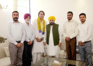 ਭਗਵੰਤ ਮਾਨ ਸਰਕਾਰ ਦੀਆਂ ਲੋਕ-ਪੱਖੀ ਨੀਤੀਆਂ ਤੋਂ ਪ੍ਰਭਾਵਿਤ ਹੋ ਕੇ ਸਾਬਕਾ ਭਾਰਤੀ ਕ੍ਰਿਕਟਰ ਮਨਪ੍ਰੀਤ ਸਿੰਘ ‘ਗੋਨੀ’ ਅਤੇ ਅੰਤਰਰਾਸ਼ਟਰੀ ਗੋਲਡ ਮੈਡਲਿਸਟ ਕੁਨਾਰ ਆਮ ਆਦਮੀ ਪਾਰਟੀ ‘ਚ ਸ਼ਾਮਲ
