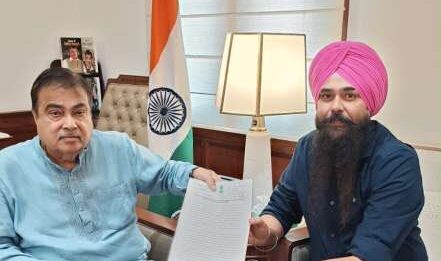 ਆਪ ਐਮਪੀ ਮਾਲਵਿੰਦਰ ਸਿੰਘ ਕੰਗ ਨੇ ਕੇਂਦਰੀ ਮੰਤਰੀ ਨਿਤਿਨ ਗਡਕਰੀ ਨਾਲ ਕੀਤੀ ਮੁਲਾਕਾਤ, ਬੰਗਾ–ਗੜ੍ਹਸ਼ੰਕਰ–ਸ੍ਰੀ ਅਨੰਦਪੁਰ ਸਾਹਿਬ–ਨੈਣਾ ਦੇਵੀ ਮਾਰਗ ਨੂੰ ਰਾਸ਼ਟਰੀ ਰਾਜਮਾਰਗ ਦਾ ਦਰਜਾ ਦੇਣ ਦੀ ਮੰਗ ਨੂੰ ਮੁੜ ਦੁਹਰਾਇਆ