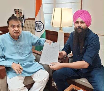 ਆਪ ਐਮਪੀ ਮਾਲਵਿੰਦਰ ਸਿੰਘ ਕੰਗ ਨੇ ਕੇਂਦਰੀ ਮੰਤਰੀ ਨਿਤਿਨ ਗਡਕਰੀ ਨਾਲ ਕੀਤੀ ਮੁਲਾਕਾਤ, ਬੰਗਾ–ਗੜ੍ਹਸ਼ੰਕਰ–ਸ੍ਰੀ ਅਨੰਦਪੁਰ ਸਾਹਿਬ–ਨੈਣਾ ਦੇਵੀ ਮਾਰਗ ਨੂੰ ਰਾਸ਼ਟਰੀ ਰਾਜਮਾਰਗ ਦਾ ਦਰਜਾ ਦੇਣ ਦੀ ਮੰਗ ਨੂੰ ਮੁੜ ਦੁਹਰਾਇਆ