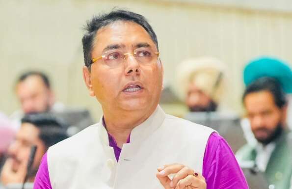 ਸਾਢੇ 4 ਸਾਲਾਂ ‘ਚ 68 ਹਜ਼ਾਰ ਤੋਂ ਵੱਧ ਸਰਕਾਰੀ ਨੌਕਰੀਆਂ, 1.83 ਲੱਖ ਕਰੋੜ ਦੇ ਨਿਵੇਸ਼ ਨਾਲ 6.36 ਲੱਖ ਪ੍ਰਾਈਵੇਟ ਨੌਕਰੀਆਂ ਦੇ ਮੌਕੇ ਪੈਦਾ ਕੀਤੇ: ਨੌਜਵਾਨਾਂ ਲਈ ਸਾਜ਼ਗਾਰ ਮਾਹੌਲ ਸਿਰਜ ਰਹੀ ਹੈ ਮਾਨ ਸਰਕਾਰ: ਅਮਨ ਅਰੋੜਾ
