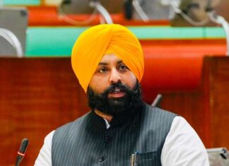 ਸਾਲ 2022 ਵਿੱਚ ਬਿਨਾਂ ਚਾਰਦੀਵਾਰੀ ਤੇ ਫ਼ਰਸ਼ ‘ਤੇ ਬੈਠ ਕੇ ਪੜ੍ਹਨ ਲਈ ਮਜ਼ਬੂਰ ਸਨ 4 ਲੱਖ ਵਿਦਿਆਰਥੀ ਪਰ ਅੱਜ ਦੇਸ਼ ਭਰ ‘ਚੋਂ ਸਕੂਲੀ ਸਿੱਖਿਆ ਵਿੱਚ ਮੋਹਰੀ ਬਣ ਕੇ ਉਭਰਿਆ ਪੰਜਾਬ: ਹਰਜੋਤ ਸਿੰਘ ਬੈਂਸ