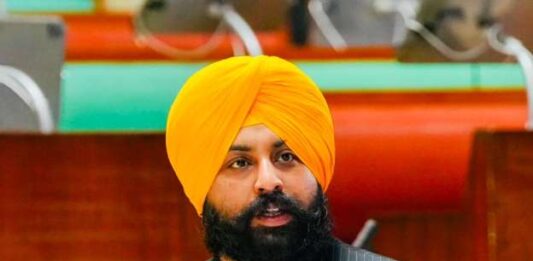 ਸਾਲ 2022 ਵਿੱਚ ਬਿਨਾਂ ਚਾਰਦੀਵਾਰੀ ਤੇ ਫ਼ਰਸ਼ ‘ਤੇ ਬੈਠ ਕੇ ਪੜ੍ਹਨ ਲਈ ਮਜ਼ਬੂਰ ਸਨ 4 ਲੱਖ ਵਿਦਿਆਰਥੀ ਪਰ ਅੱਜ ਦੇਸ਼ ਭਰ ‘ਚੋਂ ਸਕੂਲੀ ਸਿੱਖਿਆ ਵਿੱਚ ਮੋਹਰੀ ਬਣ ਕੇ ਉਭਰਿਆ ਪੰਜਾਬ: ਹਰਜੋਤ ਸਿੰਘ ਬੈਂਸ